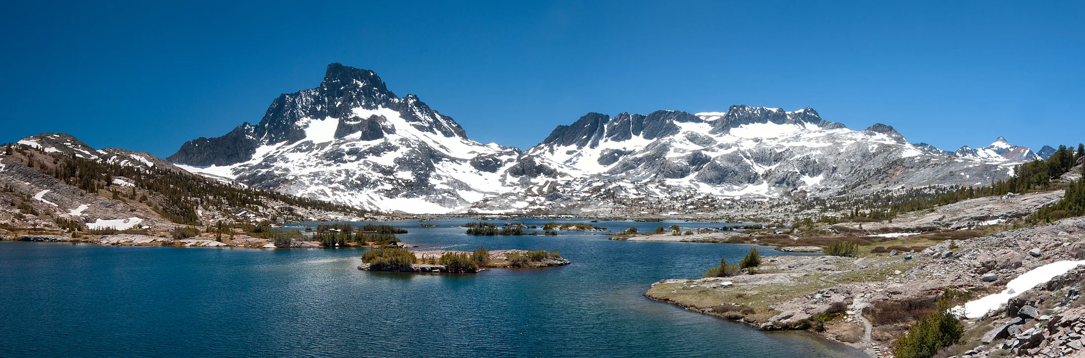 Thousand Island Lake with mountain peaks and clear blue water